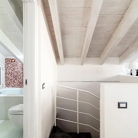 Ilaria's Loft - The House Of Travelers Appartement
