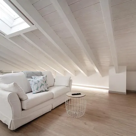Ilaria's Loft - The House Of Travelers Appartamento *
